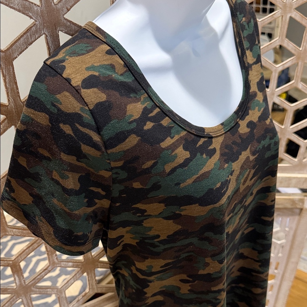 LuLaRoe Classic Tee Camo Print Size Small - Picture 3 of 7